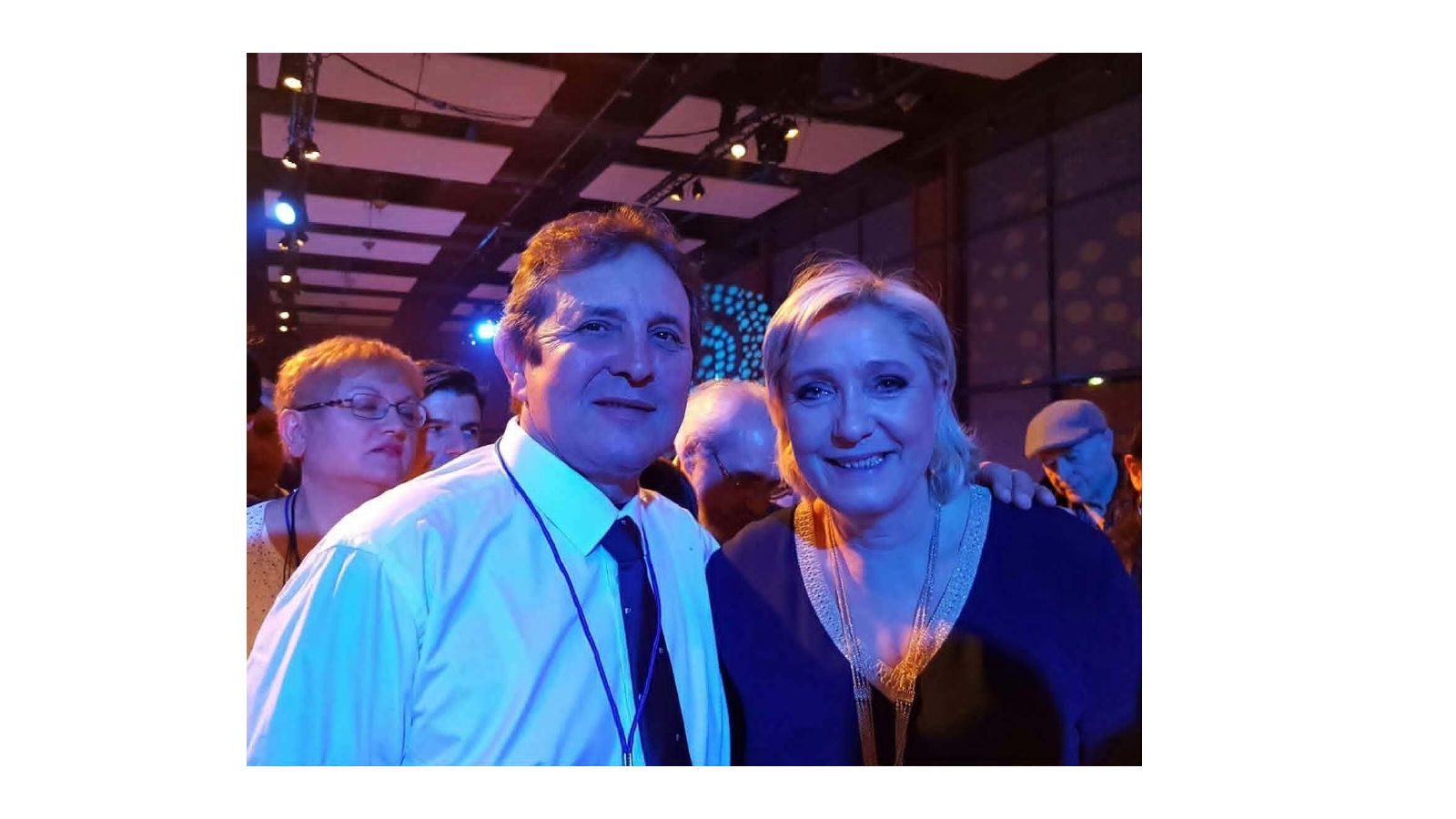 Diapo 24 : Photo de campagne avec Marine Le Pen